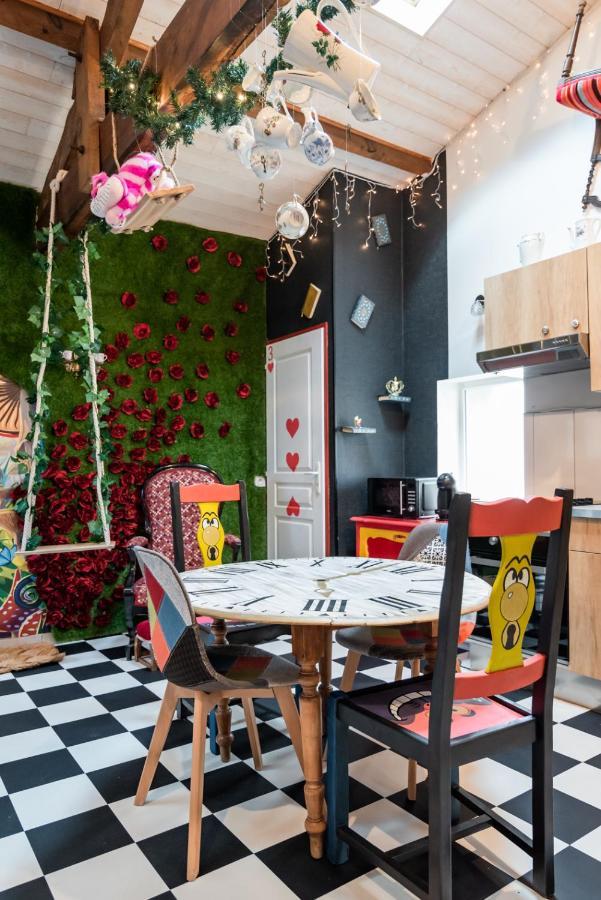 Insolite Alice In Wonderland Gujan-Mestras Kültér fotó