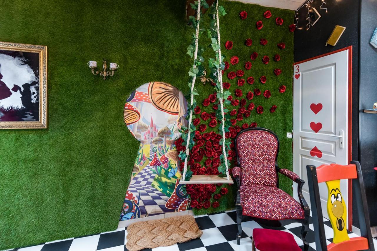 Insolite Alice In Wonderland Gujan-Mestras Kültér fotó