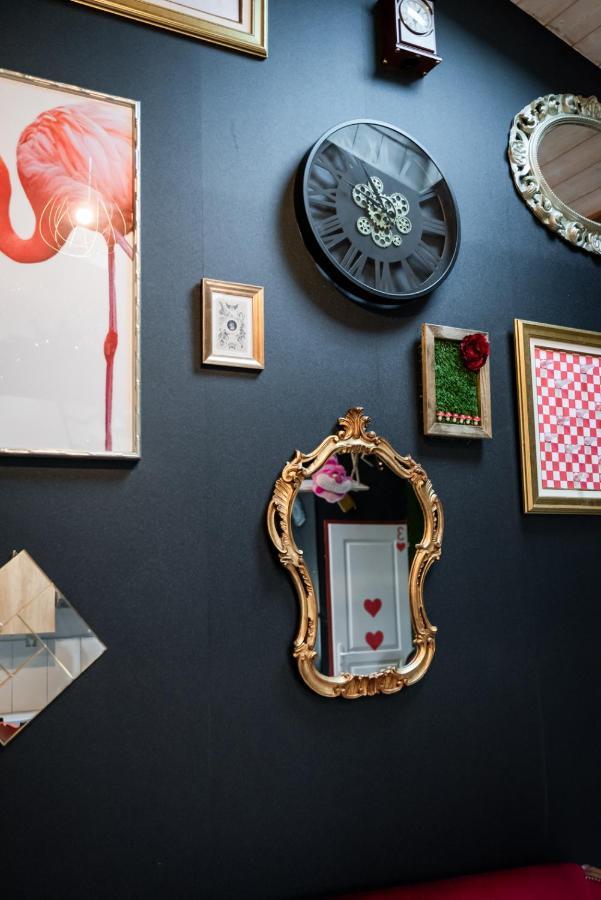 Insolite Alice In Wonderland Gujan-Mestras Kültér fotó