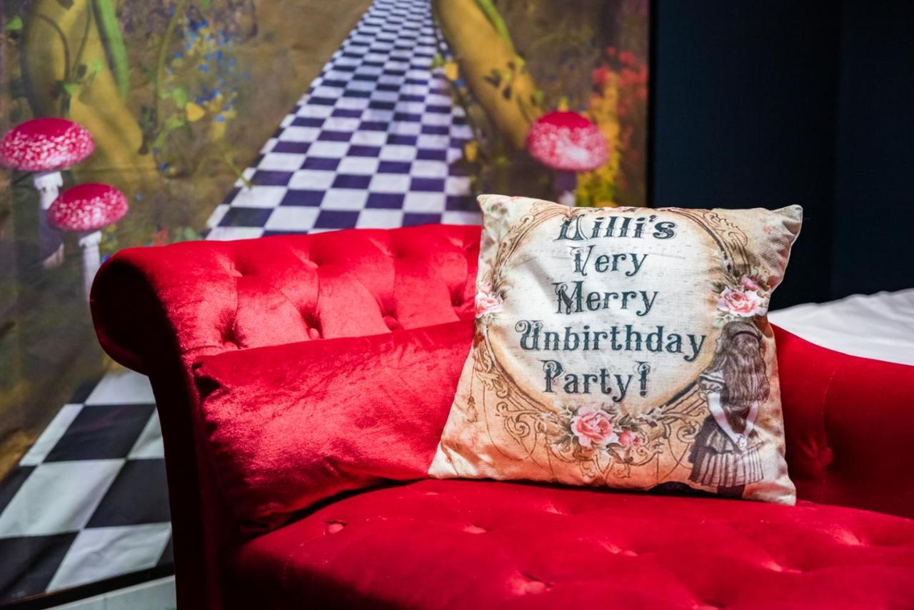 Insolite Alice In Wonderland Gujan-Mestras Kültér fotó