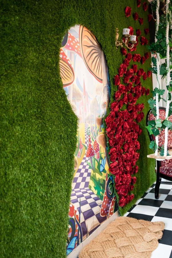 Insolite Alice In Wonderland Gujan-Mestras Kültér fotó