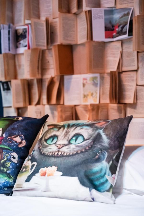 Insolite Alice In Wonderland Gujan-Mestras Kültér fotó